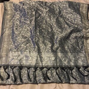 Elegant Gray Patterned Scarf!